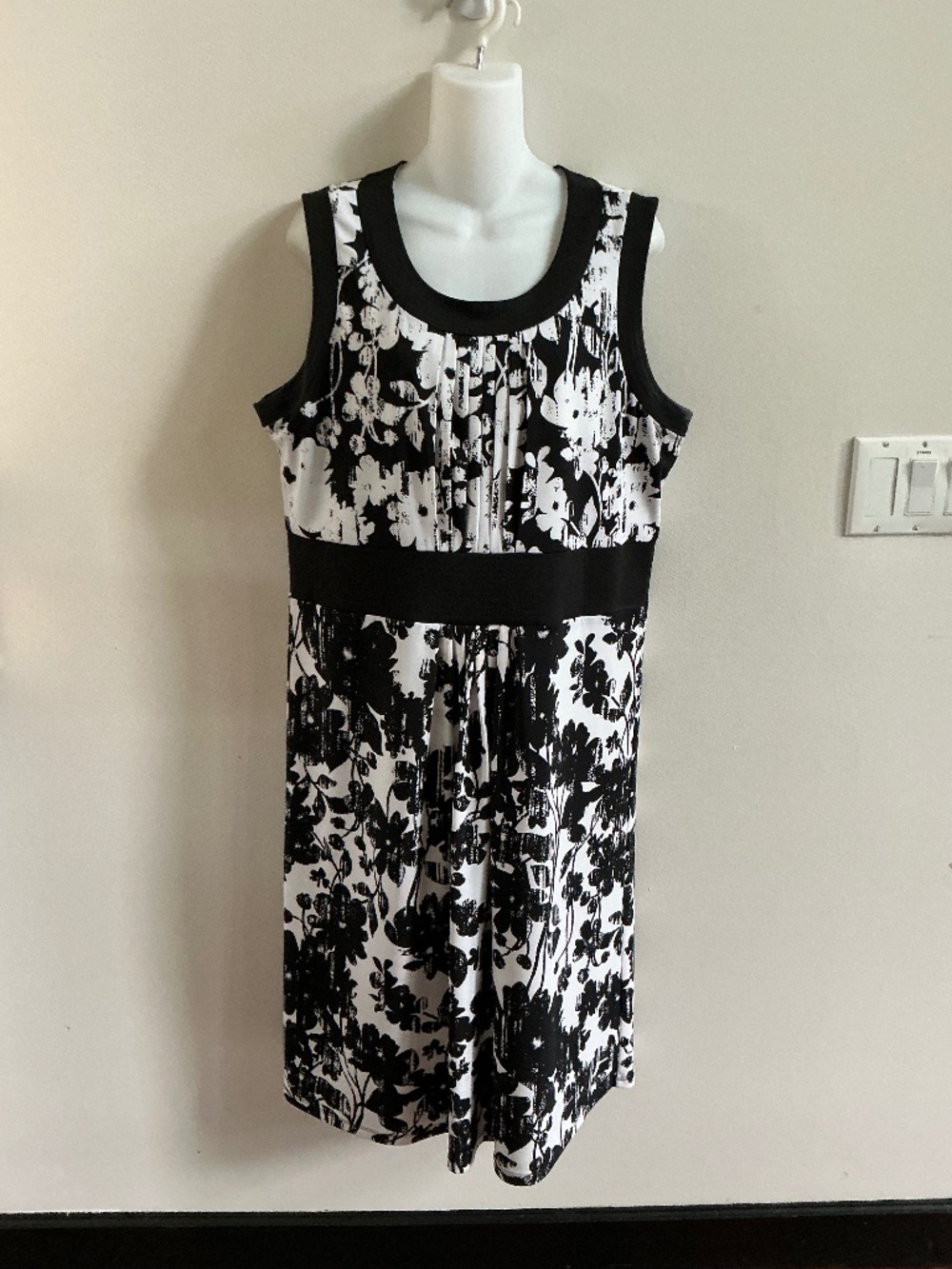Size 16 black & White sleeveless floral